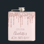 40. Geburtstag Party Rose Gold Glitzer Tropfen pin Flachmann<br><div class="desc">Ein Geschenk für ein mädchenhaftes und glamouröses 40. Party. Eine leichte Rose Gold, rosa Hintergrund mit eleganten Imitaten Rose Gold Glitzer Tropfen, Farbe Tropfen aussehen. Der Text: Der Name ist in dunklem Rose Gold geschrieben, mit einem großen, modernen Schriftsatz. Personalisieren und fügen Sie einen Namen, Alter 40 und ein Datum....</div>