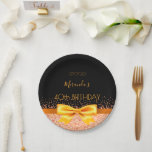40. Geburtstag Party schwarzer goldener Bogen eleg Pappteller<br><div class="desc">Eine Papiertafel für ein gürtelhaftes und glamouröses 40. Geburtstags-Party. Ein eleganter schwarzer Hintergrund mit goldenem Imitat. Der Text: Der Name wird mit einem goldenen,  modernen Handschrift geschrieben. Vorlage für Namen,  Alter 40 und Datum.</div>