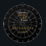 40. Geburtstag Personalisiert Cheers Biere Black G Dartscheibe<br><div class="desc">Dies ist ein cooles und modernes, personalisiertes 40. Geburtstagsdesign. Es ist ein einfaches, minimales Design, in klassischer Schwarz-Gold Typografie. Ideal für einen coolen und unterhaltsamen 40. Geburtstag, Sake oder Party Accessoire. Es hat "Cheers and Beers to 40 Years" und Platz, um Ihren Namen und das Jahr hinzuzufügen. Geben Sie einfach...</div>