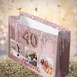 40. Geburtstag Rosa Glitzer Tropfen Foto Monogramm Große Geschenktüte<br><div class="desc">Eine Geschenktasche für einen gmädchenhaften und glamourösen 40. Geburtstag. Ein rosa Hintergrund mit Imitats Glitzer Tropfen,  Farbe Tropfausdruck aussehen. Personalisieren und fügen Sie 3 Fotos und einen Namen hinzu. Nummer 40 wird mit einem Schriftart im Ballonstil geschrieben. Perfekt als Gastgeschenk Tasche oder als Geschenktasche.</div>