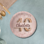 40. Geburtstag Rose Gold Glitzer Monogramm Luxus Pappteller<br><div class="desc">Für ein mädchenhaftes und glamouröses 40. Geburtstags-Party. Eine Rose Gold Imitate metallisch aussehend Hintergrund mit Imitat Glitzer Tropfen,  Farbe Tropfen aussehen. Personalisieren und einen Namen hinzufügen. Der Name ist in dunklem Rose Gold mit einem modernen handgeschriebenen Stil geschrieben. Nummer 40 wird mit einem Schriftart im Ballonstil geschrieben.</div>