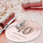 40. Geburtstag Rose Gold Glitzer Rosa Ballon Stil Pappteller<br><div class="desc">Elegant, klassisch, glamourös und mädchenhaft für ein 40. Party. Rosa Untergrund. Dekoriert mit Rose vergoldeten Imitaten Glitzer Tropfen, Farbe tropfend aussehen. Personalisieren und einen Namen hinzufügen. Mit dem Text: Happy Birthday. Der Name ist mit einem modernen, dunklen Rose gefärbten Handschrift geschrieben. Nummer 40 wird mit einem Schriftart im Ballonstil geschrieben....</div>