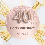 40. Geburtstag Rose Gold rosa Tropfen Runder Aufkleber<br><div class="desc">Elegant, klassisch, glamourös und mädchenhaft für ein 40. Party. Rose Gold und rot Rosa, Farbverlauf Hintergrund. Mit Rose vergoldet, rosa Tropfen, Farbe tropfend aussehen. Personalisieren und einen Namen hinzufügen. Mit dem Text: Happy Birthday. Der Text ist mit einem modernen, dunklen Rose gefärbten Handschrift geschrieben. Nummer 40 wird mit einem Schriftart...</div>