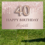 40. Geburtstag Rose Goldblüte Glitzer Tropfen Name Gartenschild<br><div class="desc">Elegant, klassisch, glamourös und mädchenhaft für ein 40. Party. Rose Gold und erröten, Farbverlauf Hintergrund. Dekoriert mit Rose vergoldeten Imitaten Glitzer Tropfen, Farbe tropfend aussehen. Personalisieren und einen Namen hinzufügen. Mit dem Text: Happy Birthday plus den Geburtstag Mädchen Namen. Der Text ist mit einem modernen, dunklen Rose gefärbten Handschrift geschrieben....</div>