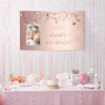 40. Geburtstag Rose Goldene Sterne Foto Banner<br><div class="desc">Ein Banner für ein mädchenhaftes und glamouröses 40. Geburtstag Party. Ein Imitat Rose goldfarbenen Hintergrund mit glänzenden und glitzernden Tropfstern. Personalisieren und fügen Sie Ihr eigenes Foto, ein Name in dunkler Rose Gold mit einem großen modernen handgeschriebenen Stil Skript mit Swashes geschrieben. Um die Swashes behalten, löschen Sie nur den...</div>