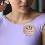 40. Geburtstag Rose Goldrot Glitzer Namensschild Button<br><div class="desc">Elegantes,  klassisches,  glamouröses Namensschild für ein 40. Party. Rose Gold und Farbverlauf. Dekoriert mit Rose Gold,  Imitat Glitzer,  Glitzern. Personalisieren und einen Namen hinzufügen. Der Name ist mit einem modernen,  dunklen Rose gefärbten Handschrift geschrieben. Nummer 40 wird mit einem Schriftart im Ballonstil geschrieben.</div>