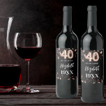 40. Geburtstag schwarze Rose Goldstars Weinetikett<br><div class="desc">Ein klassischer schwarzer Hintergrund mit goldenen Sternen aus der Rose. Personalisieren und fügen Sie ein Datum,  einen Namen und ein Jahr der Geburt. Altersnummer geschrieben mit einem Schriftart im Ballonstil.</div>