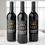40. Geburtstag Vintag Black Gold Add Name Jahr Weinetikett<br><div class="desc">Feiern Sie einen Meilenstein mit dem passenden Weinetikett! Dieses Vintage, schwarz-goldene Etikett ist perfekt für ein 40. Geburtstagsgeschenk geeignet und kann mit dem Namen und dem Jahr des Geburtstagsjungen oder -mädchens personalisiert werden. Geben Sie eine Flasche Wein mit diesen legendären inspirierenden Etiketten und fügen Sie eine besondere Touch zu ihren...</div>