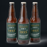 40. Geburtstag Vintag grünes Gold Jahr für den neu Bierflaschenetikett<br><div class="desc">Für alle, die ihren 40. Geburtstag feiern, haben wir das ideale Geburtstagsbieretikett mit Vintagem Ambiente. Der grüne Hintergrund mit einem Vintagen Typografie-Design in Weiß und Gold ist einfach und dennoch elegant mit Retro-Ambiente. Passen Sie den Text dieses Geburtstagsgeschenks mit der Vorlage einfach an. Sehen Sie sich an, wie Sie Geburtstagsgeschenke...</div>