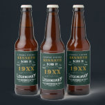 40. Geburtstag Vintag grünes Gold Jahr für den neu Bierflaschenetikett<br><div class="desc">Für alle, die ihren 40. Geburtstag feiern, haben wir das ideale Geburtstagsbieretikett mit Vintagem Ambiente. Der grüne Hintergrund mit einem Vintagen Typografie-Design in Weiß und Gold ist einfach und dennoch elegant mit Retro-Ambiente. Passen Sie den Text dieses Geburtstagsgeschenks mit der Vorlage einfach an. Sehen Sie sich an, wie Sie Geburtstagsgeschenke...</div>