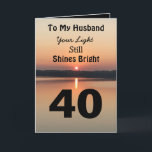 40. Geburtstag zu meinem Husband Light Shines hell Karte<br><div class="desc">Feiern Sie einen wunderbaren 40. Geburtstag für Ihren Mann mit einem positiven Zitat "Ihr Licht scheint noch hell". Das friedliche und ruhige Sonnenuntergangsbild sendet eine kühn formulierte Botschaft in Schwarz,  Gold und Bräune. Er wird den Vers lächeln,  der einen Tag der Freude und des Glücks wünscht.</div>