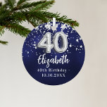 40. Geburtstagsnacht blaue Silberstars Ornament Aus Metall<br><div class="desc">Eine marineblau Hintergrundfarbe mit Imitaten silbernen Sternen. Die blaue Farbe ist ungleichmäßig. Name,  Text/Datum hinzufügen</div>