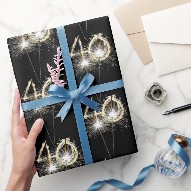 40. Geburtstagsparkler auf Black Wrapping Geschenkpapier (Schenken)