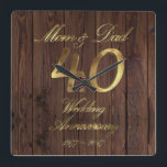 40. Hochzeitstag-karminrote Hochzeits-Eltern Quadratische Wanduhr<br><div class="desc">Mama und Vater 40 Jahre zusammen,  nummerieren 40 Goldblick-Typografie karminrotes des Hochzeits-Jahrestags-40. Jahrestags-Party Hochzeits-des Jahrestags-40. rustikaler hölzerner Fotografie-Hintergrund elegante Wand-Uhr einzigartiges Jahrestags-Geschenk für Eltern</div>