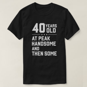 40 Jahre alt; in der Spitze gut aussehend und dann T-Shirt