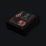 40. Ruby-Rote Rose-Jahrestag Erinnerungskiste<br><div class="desc">40. Ruby Rote Rose Jubiläum Design Keepake Geschenkboxen. ⭐ Dieses Produkt ist zu 100% anpassbar. *****Klicken Sie auf KURZE SCHALTFLÄCHE, um den Text hinzuzufügen, zu löschen, zu verschieben, zu verändern, umzudrehen, zu drehen, etc... alle Grafiken oder Texte oder benutzen Sie die Füllfelder. ⭐ 99% meiner Designs in meinem Geschäft sind...</div>