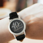 40 und fabelhafte Elegant Script Black 40. Geburts Armbanduhr<br><div class="desc">40 und fabelhafte Elegant Script Black Woman 40. Birthday Watch. Elegantes und modernes Skript auf schwarzem Hintergrund. Ein perfektes Geschenk für eine Frau,  die den 40. Geburtstag feiert.</div>