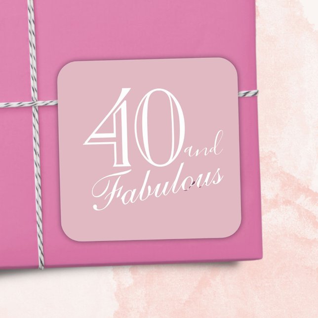 40 und fabelhafte Elegant Script Pink 40. Geburtst Quadratischer Aufkleber (Von Creator hochgeladen)
