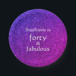40 und fabelhafte Geburtstagskleidung Pink Lila Gl Pappteller<br><div class="desc">Mit einem hübschen,  gürlichen und wunderschönen rosa lila glitzernden Hintergrund und einer personalisierten Textvorlage für den Namen,  den Sie bearbeiten können,  ist dies perfekt für die 40. Geburtstagsfeiern!</div>