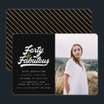 40 und fabelhafte Geburtstagsparty Foto Einladung<br><div class="desc">Feiern Sie Ihren 40. Geburtstag stilvoll mit diesen schwarz-goldfarbenen 40 und fabelhaften Geburtstagsparty Foto Einladungen. Ein Retroskripttext und fett formatierte Grafiken. Teil einer Sammlung.</div>