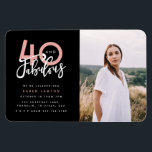 40 und fabelhafte Geburtstagsparty Foto Einladung  Magnet<br><div class="desc">Feiern Sie Ihren 40. Geburtstag stilvoll mit diesen schwarz-rosa vierzig und fabelhaften Geburtstag Überraschung Party Foto Einladungen. Modernes Design mit Skripttext und fett formatierter Grafik. Ändern Sie die Farbe,  um sie anzupassen. Teil einer Sammlung.</div>