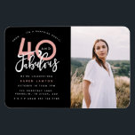 40 und fabelhafte Geburtstagsparty Foto Einladung Magnet<br><div class="desc">Feiern Sie Ihren 40. Geburtstag stilvoll mit diesen schwarz-rosa vierzig und fabelhaften Geburtstag Überraschung Party Foto Einladungen. Modernes Design mit Skripttext und fett formatierter Grafik. Ändern Sie die Farbe,  um sie anzupassen. Teil einer Sammlung.</div>