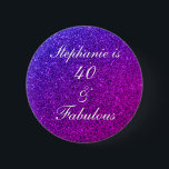 40 und fabelhaften Geburtstag rosa Lila Glitzer Om Button<br><div class="desc">Mit einem hübschen,  gürlichen und wunderschönen rosa lila glitzernden Hintergrund und einer personalisierten Textvorlage für den Namen,  den Sie bearbeiten können,  ist dies perfekt für die 40. Geburtstagsfeiern!</div>