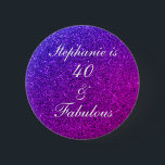 40 und fabelhaften Geburtstag rosa Lila Glitzer Om Button<br><div class="desc">Mit einem hübschen,  gürlichen und wunderschönen rosa lila glitzernden Hintergrund und einer personalisierten Textvorlage für den Namen,  den Sie bearbeiten können,  ist dies perfekt für die 40. Geburtstagsfeiern!</div>