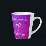 40 und fabelhaften Geburtstag rosa Lila Glitzer Om Milchtasse<br><div class="desc">Mit einem hübschen,  gürlichen und wunderschönen rosa lila glitzernden Hintergrund und einer personalisierten Textvorlage,  die Sie bearbeiten können,  ist dies perfekt für die 40. Geburtstagsfeiern oder Geschenk! Sie können einfach die Vorlage anpassen,  um es zu anderen fabelhaften Geburtstagspartys wie 50 und fabelhaft oder wie Sie wollen!</div>