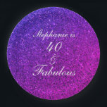 40 und fabelhaften Geburtstag rosa Lila Glitzer Om Pappteller<br><div class="desc">Mit einem hübschen,  gürlichen und wunderschönen rosa lila glitzernden Hintergrund und einer personalisierten Textvorlage für den Namen,  den Sie bearbeiten können,  ist dies perfekt für die 40. Geburtstagsfeiern!</div>