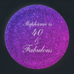 40 und fabelhaften Geburtstag rosa Lila Glitzer Om Pappteller<br><div class="desc">Mit einem hübschen,  gürlichen und wunderschönen rosa lila glitzernden Hintergrund und einer personalisierten Textvorlage für den Namen,  den Sie bearbeiten können,  ist dies perfekt für die 40. Geburtstagsfeiern!</div>