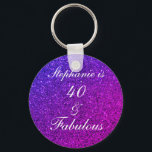40 und fabelhaften Geburtstag rosa Lila Glitzer Om Schlüsselanhänger<br><div class="desc">Mit hübschem,  gürtelnem und wunderschönem rosa lila glitzernden Hintergrund und personalisierter Textvorlage für den Namen,  den Sie bearbeiten können,  ist dies perfekt für die 40. Geburtstagsfeiern!</div>
