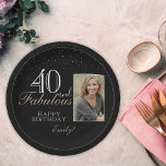 40. und fabelhaftes elegantes Black 40. Geburtstag Pappteller<br><div class="desc">40 und fabelhafte Elegant Script Black 40. Geburtstag Foto Paper Plate. Das Design hat eine moderne Typografie 40 und Fabulous,  Happy Geburtstagstext und den Namen in weiß und golden Farben - personalisieren Sie den Teller. Legen Sie Ihr Foto in die Vorlage und machen Sie Ihre eigene Party-Platte.</div>