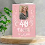 40 und fabelhaftes Foliage Pink Foto 40. Geburtsta Karte<br><div class="desc">40 und fabelhafte Foliage Pink Foto 40. Geburtstagskarte. 40 und fabelhafter Text in trendigem,  weißem Skript mit einem Namen und weißem Blattwerk auf einem rosa Hintergrund. Personalisieren Sie es mit Ihrem Foto,  Ihrem Namen und dem Alter. Fügen Sie Ihren Text in die Karte ein oder löschen Sie ihn.</div>