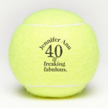 40 und fabulous Geburtstag Personalisiert Funny Tennisbälle<br><div class="desc">Personalisiertes 40-köpfiges lustiges Zitat über einen lustigen, maßgeschneiderten Tennisball, der für jedes Alter funktioniert, für den besten Freund oder Familienmitglied, der im Tennis fabelhaft ist, oder einfach nur im Alltag wunderbar ist - ist eine großartige inspirierende Begrüßung für Ihren Spielpartner. Passen Sie sich mit Ihrem eigenen Namen und jedem Alter...</div>