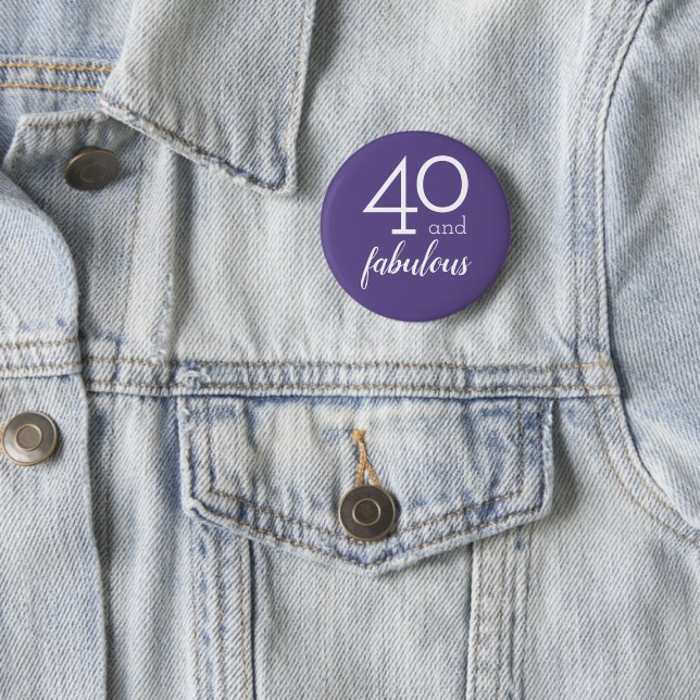 40 und Fabulous | Moderne Violet- und Weißtypograf Button (Beispiel)