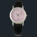 40 und Fabulous Pink Elegant Script 40. Geburtstag Armbanduhr<br><div class="desc">40 und Fabulous Pink Elegant White Script Frau 40th Birthday Watch. Trendy weiße Skript auf rot-rosa Hintergrund. Ein perfektes Geschenk für eine Frau,  die den 40. Geburtstag feiert.</div>