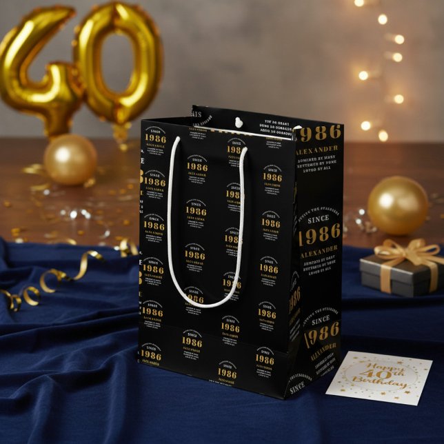 40th Birthday 1986 Black Gold Chic Elegant Mittlere Geschenktüte (Born 1986 birthday gift bag. Background out of focus.)
