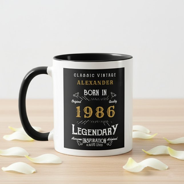 40th Birthday 1986 Legend Retro Black Personalized Tasse (Born 1986 birthday gift mug. Grey background wood top with petals.)