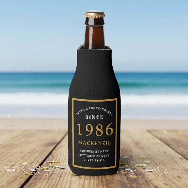 40th Birthday 1986 Name Elegant Chic Black Gold Flaschenkühler (Born 1986 bottle cooler. Beach background.)