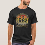 40th Birthday May 1982 Limited Edition Patriotic V T-Shirt<br><div class="desc">Patriotischer Amerikaner geboren im Mai 1982 Vintages Design ist eine großartige 40. Geburtstagsgeschenkidee für die, die 40 Jahre alt wird. Dieses Vintage Retro-Design eignet sich perfekt für patriotische Geburtstagsdekorationen, Geburtstagsgeschenke und patriotische Geburtstagsgeschenke. Dieser 70er oder 80er grunge werfen Vintagen 1982 limitierte Auflage 40. Geburtstag Design zeigt: 40 Jahre Phantastisch sein,...</div>