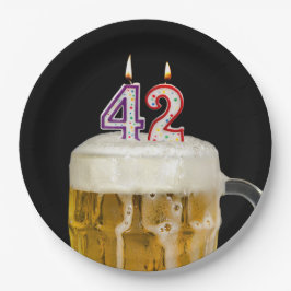 42. Geburtstagsbiere auf schwarzem Papierplatten Pappteller