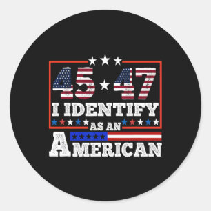 45 47 Ich identifiziere mich als Amerikaner Trump Runder Aufkleber