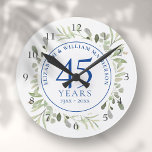 45. 65. Hochzeitstag Runde Wanduhr<br><div class="desc">Dieses schicke botanische Saphir-Hochzeitsszenario mit zarten,  sanften Aquarellfarben-Blätter kann mit Ihren Jubiläumsinformationen in elegantem Text personalisiert werden. Entwickelt von Thisisnotme©</div>