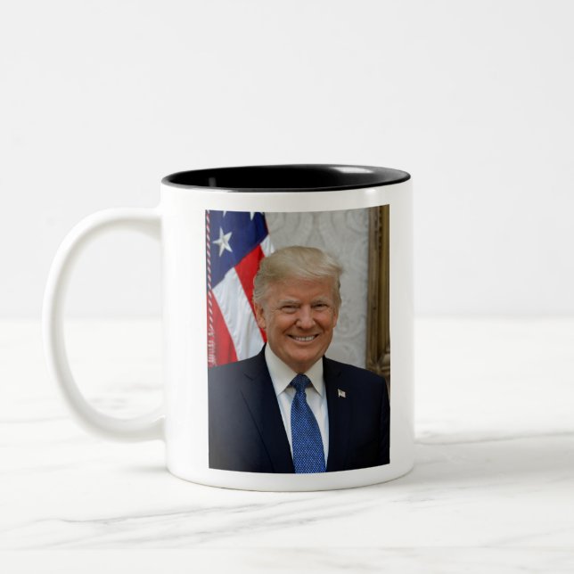 45 Präsident Donald Trump Zweifarbige Tasse (Links)