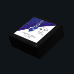 45. Sapphire Wedding Anniversary Design Erinnerungskiste<br><div class="desc">⭐ ⭐ ⭐ ⭐ 5 Star Review. 45th Wedding Anniversary Design Geschenkboxen. Dieses Design funktioniert gut für andere Veranstaltungen und Anlässe wie Geburtstag, Hochzeit, Verlobung, Abschluss, Ruhestand, etc..durch einfache Textänderung. 😊 Dieses Produkt ist zu 100% anpassbar. Grafiken und/oder Text können hinzugefügt, gelöscht, verschoben, verändert, verändert, gedreht usw. werden. (nur durch...</div>