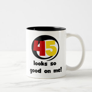 45 sieht mir so gut aus wie Shirts und Geschenke Zweifarbige Tasse