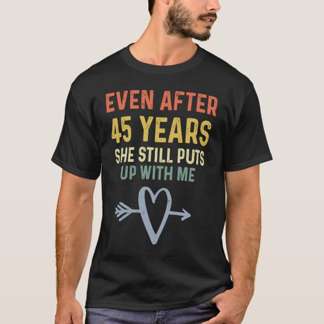 45th Anniversary  Couples She Still Puts Up With M T-Shirt (Vorderseite)