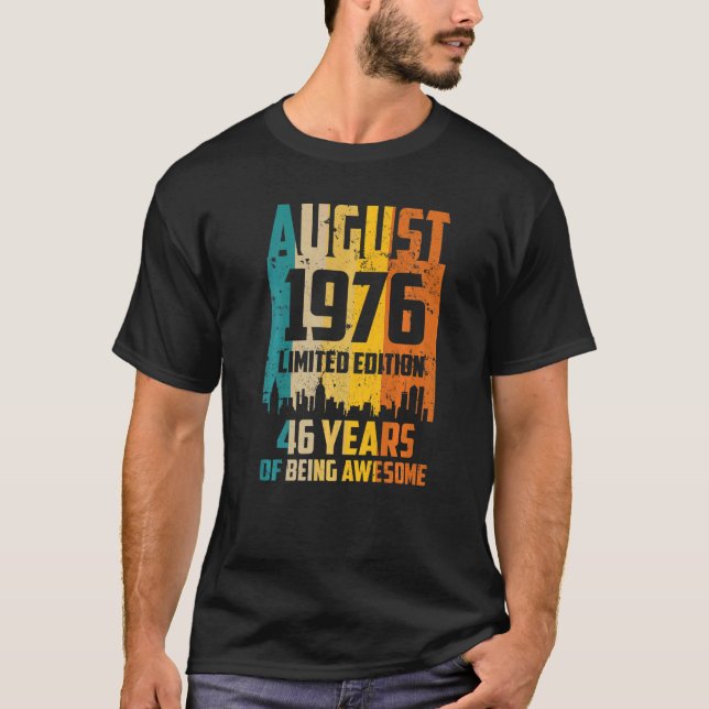 46th Birthday 46 Years Awesome Since August 1976 V T-Shirt (Vorderseite)