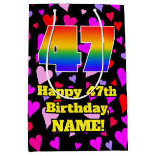 47. Geburtstag: Loving Hearts Pattern, Regenbogen  Mittlere Geschenktüte